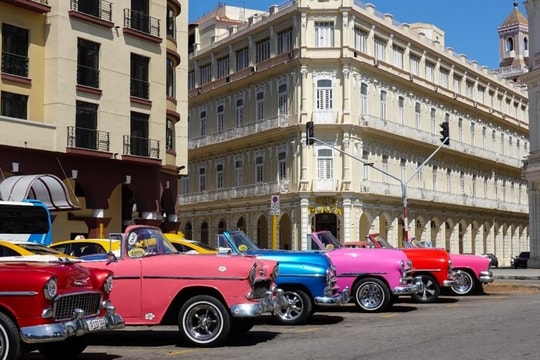 Những mẫu xe cổ huyền thoại vẫn chạy bon bon trên đường phố Cuba