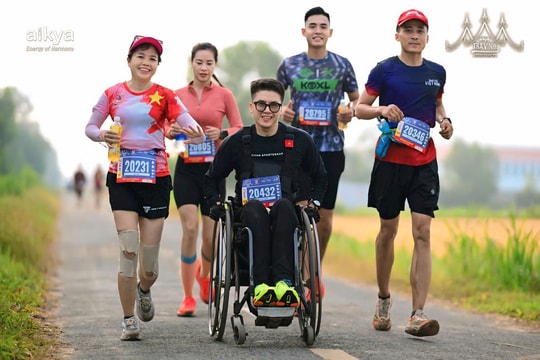 Người khám phá tổ quốc trên 2 bánh xe lăn