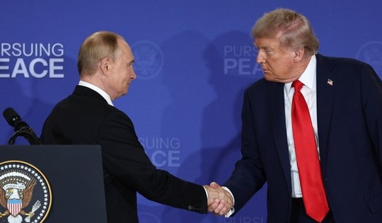 Khoảnh khắc Tổng thống Putin bất ngờ mời ông Trump thăm Nga bằng tiếng Anh