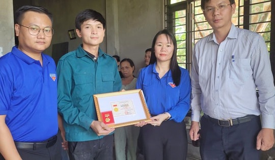 Tặng huy hiệu Tuổi trẻ dũng cảm cho 2 đoàn viên cứu người đuối nước