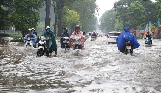 Mưa dông dồn dập khắp cả nước