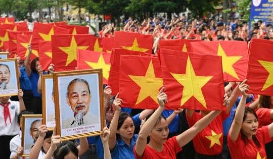 Xúc động lễ chào cờ 'Tôi yêu Tổ quốc tôi' đồng loạt trên cả nước