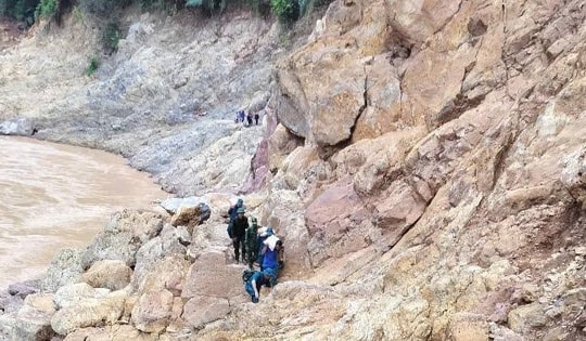 Cõng từng bao gạo vượt núi đá tiếp tế bản Cha Nga