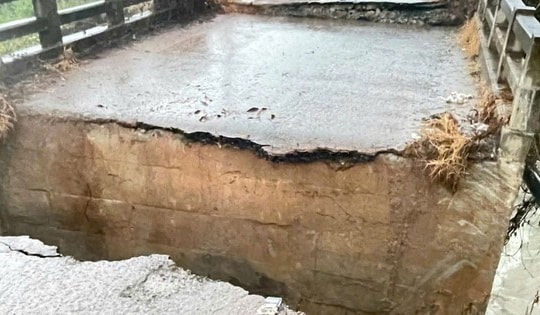 Đồng Nai mưa lớn làm sập mố cầu dân sinh, giao thông bị chia cắt