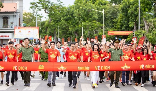 Hàng nghìn người dân Hải Phòng xuống đường đi bộ 'Cùng Việt Nam tiến bước'