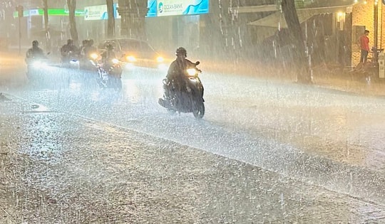 Cập nhật diễn biến mới đợt mưa dông dài ngày ở miền Bắc và miền Trung
