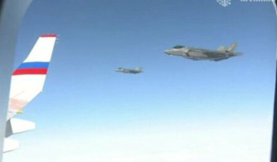 Tiêm kích F-22 Mỹ kèm sát chuyên cơ chở ông Putin