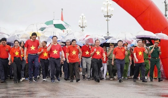 Trời mưa nặng hạt, hàng nghìn bước chân ở Nghệ An vẫn rộn ràng ‘Cùng Việt Nam tiến bước’