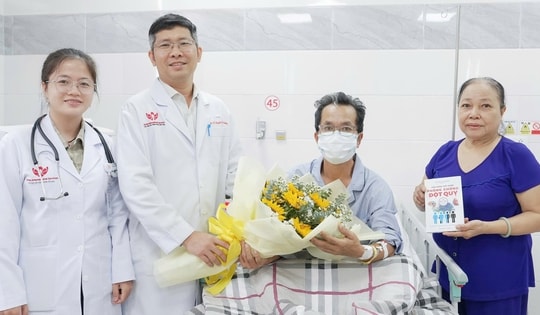 Bác sĩ bị ngưng tim, ngưng thở 2 lần được đồng nghiệp 
cứu sống ngoạn mục