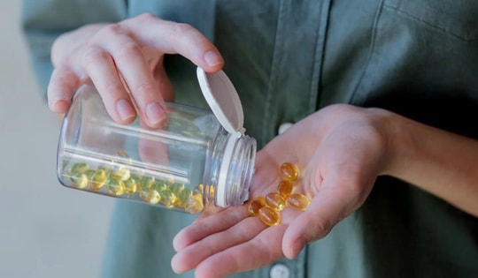 Bổ sung omega-3 thế nào để giảm khô, mỏi mắt do nhìn màn hình nhiều giờ?