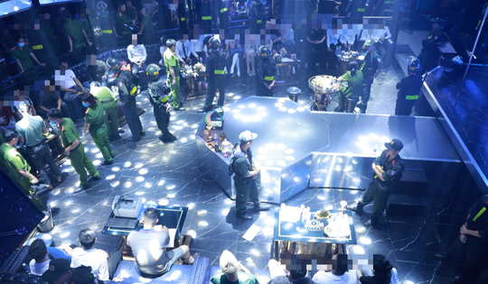 Đột kích 2 quán bar, phát hiện 145 người dương tính với ma túy