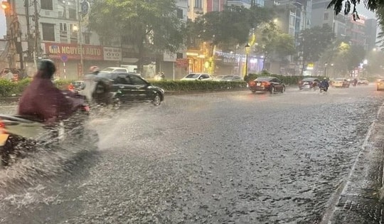 Cảnh báo mưa dông, lốc sét ở nội thành Hà Nội