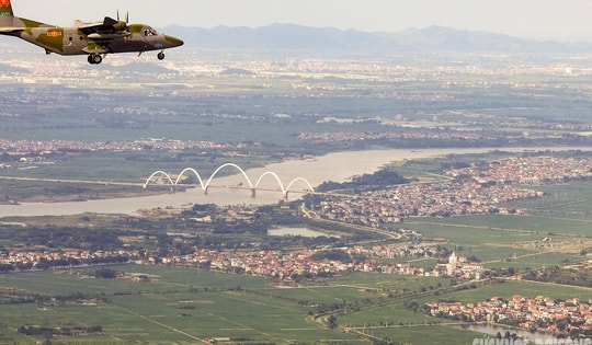 Ngắm những cây cầu nối đôi bờ sông Hồng từ máy bay vận tải Casa