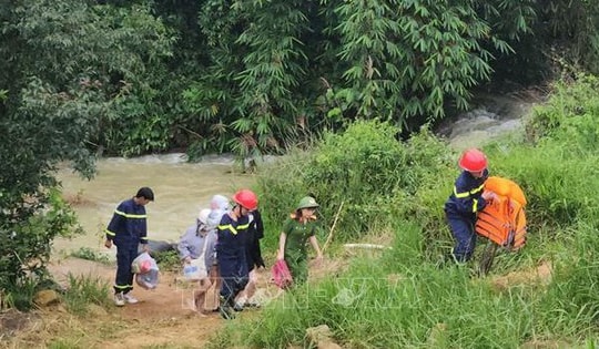 Giải cứu, đưa vào bờ 4 nữ sinh bị nước lũ cô lập khu vực suối Mơ