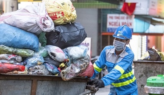 Hà Nội tăng 7 lần phí thu gom rác, chuyên gia nói gì?