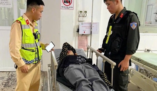 Cảnh sát kịp thời đưa người phụ nữ ngất xỉu trên quốc lộ đến bệnh viện