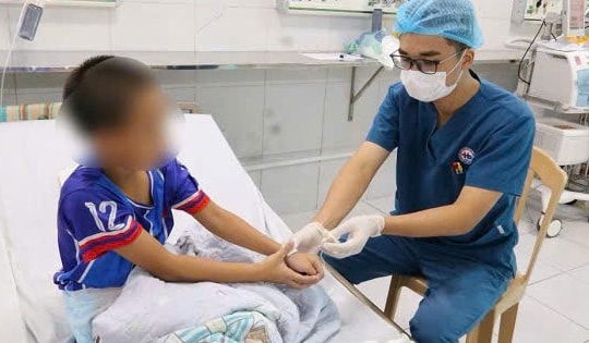 Cứu sống bé trai ngừng tim do uống nhầm Methadon