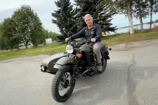 Tổng thống Putin tặng xe máy Ural cho một công dân Mỹ