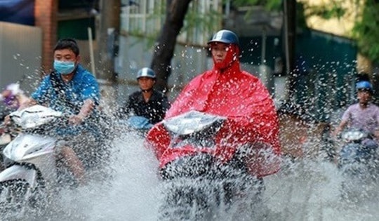 Áp thấp nhiệt đới tiến sát đất liền, miền Bắc cao điểm mưa lớn