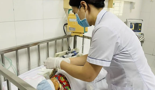 Bé sơ sinh nguy kịch vì sản phụ đẻ rơi giữa đường, đưa về nhà tự cắt rốn, chữa mẹo