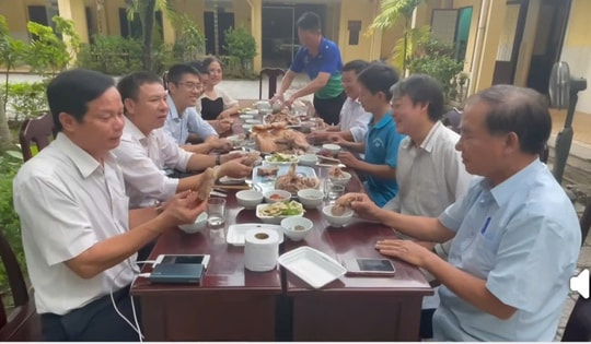 Video cán bộ thú y ở Huế ăn giò lợn, tuyên truyền người dân sử dụng thịt an toàn