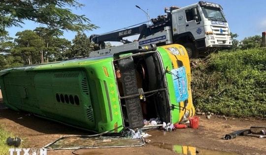 Đắk Lắk: Lật xe khách trên đường Hồ Chí Minh, nhiều người bị thương