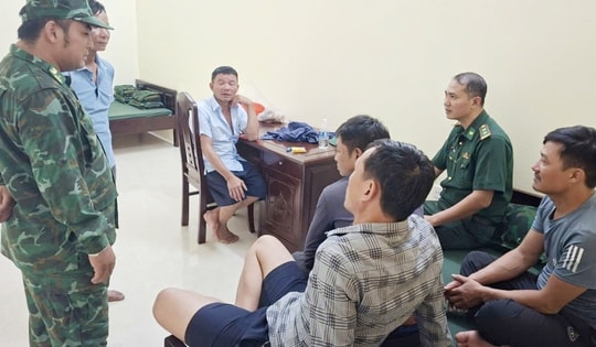 Chìm tàu trên biển, thuyền trưởng và 9 ngư dân Thanh Hóa may mắn được cứu sống