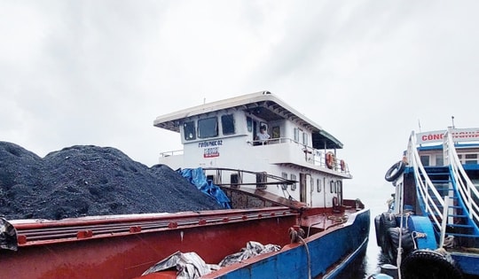 Va trúng đá ngầm trên biển, tàu hàng bị đắm, 5 nạn nhân thoát nạn