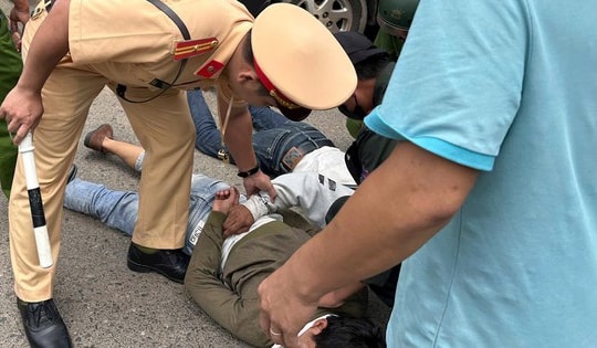 Truy bắt 3 đối tượng trộm cắp tài sản đi xe ô tô gắn biển số giả