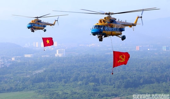 Máy bay trực thăng kéo cờ Tổ quốc, cờ Đảng giữa trời thu Hà Nội