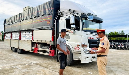 CSGT bắt giữ phương tiện vận chuyển 30 tấn đường không rõ nguồn gốc