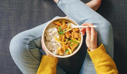 Ăn cơm trưa thế nào để không buồn ngủ và không tăng cân?