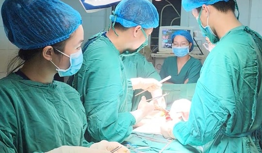 3 giờ chạy đua với 'tử thần' cứu bệnh nhân vỡ lách, mất hơn 3 lít máu