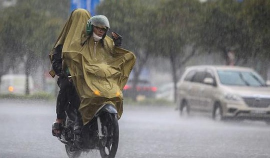 Miền Bắc mưa dông tiếp diễn, cục bộ có nơi mưa rất to