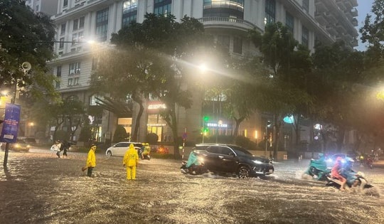 Cảnh báo mưa dông ở Hà Nội chiều nay