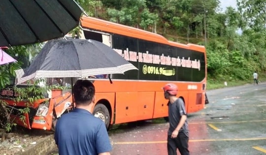 Lào Cai: Va chạm giữa hai xe khách trên quốc lộ 32, một người tử vong