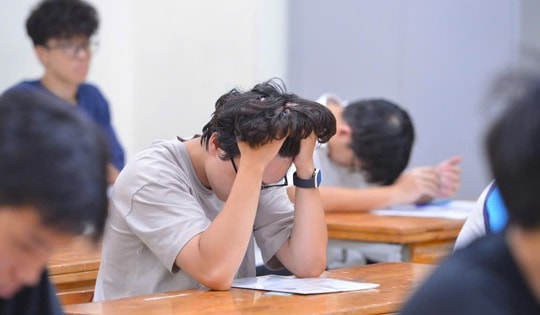 Mệt mỏi chờ điểm chuẩn đại học 2025, sĩ tử và phụ huynh 'quay như chong chóng'