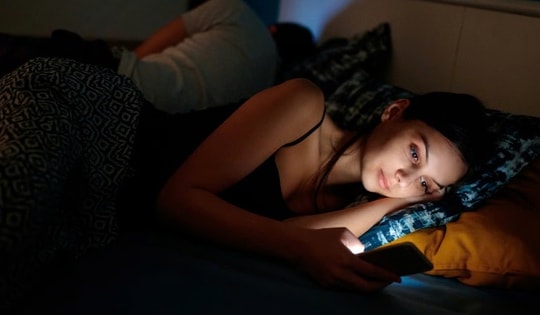 Tránh lão hóa da nhờ bỏ thói quen dùng điện thoại trước khi ngủ