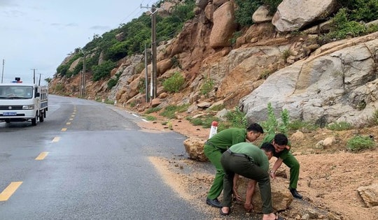 Mưa lớn khiến đường ven biển ở Khánh Hòa bị sạt lở