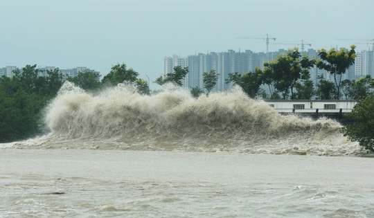 Vùng áp thấp có khả năng mạnh lên thành bão trên Biển Đông