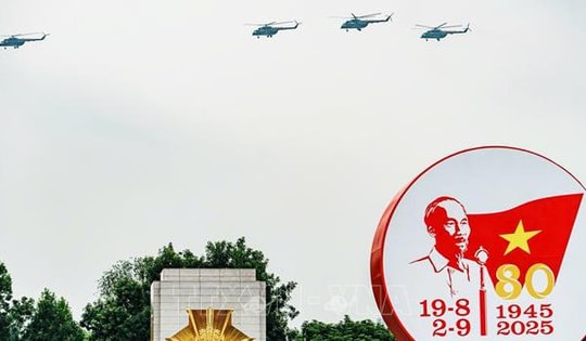 Dàn máy bay trực thăng bay diễn tập trên bầu trời Hà Nội, chuẩn bị cho sự kiện A80