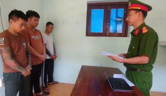 Nhóm thanh niên khống chế, ép đôi nam nữ lên xe ô tô để cướp 27 triệu đồng