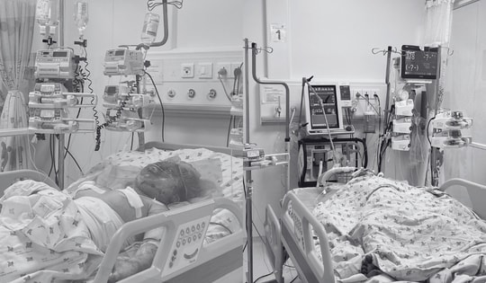 Hai chị em nguy kịch vì cha đổ xăng phóng hỏa