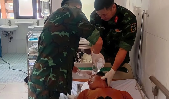 Quân y ở Trường Sa cấp cứu ngư dân suýt hỏng mắt vì nổ bình ắc quy