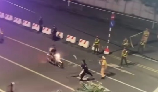 Bắt 2 thanh niên lao xe máy vào đường cấm rồi tông cảnh sát cơ động ở Hà Nội