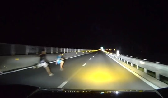 Video: Hai người lao ra giữa cao tốc trong đêm