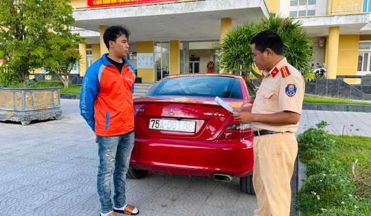 Lái ô tô kéo theo xe tự chế chở xe máy điện đăng TikTok để quảng cáo