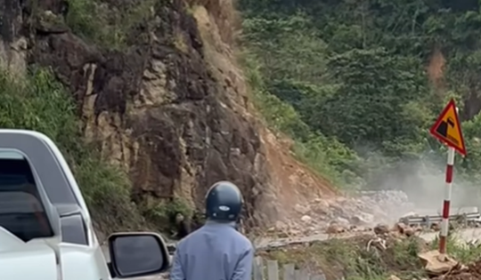 Hàng trăm mét khối đất đá bất ngờ sạt lở xuống Quốc lộ 4G, giao thông ùn tắc