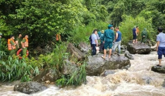 Nước lũ cuốn hai mẹ con khi đi làm rẫy về