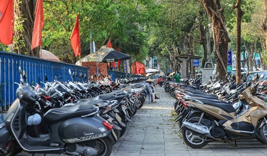 Người dân bức xúc vì thiếu chỗ gửi xe, bị hét giá sau tổng hợp luyện lần 1: Hà Nội yêu cầu xử lý